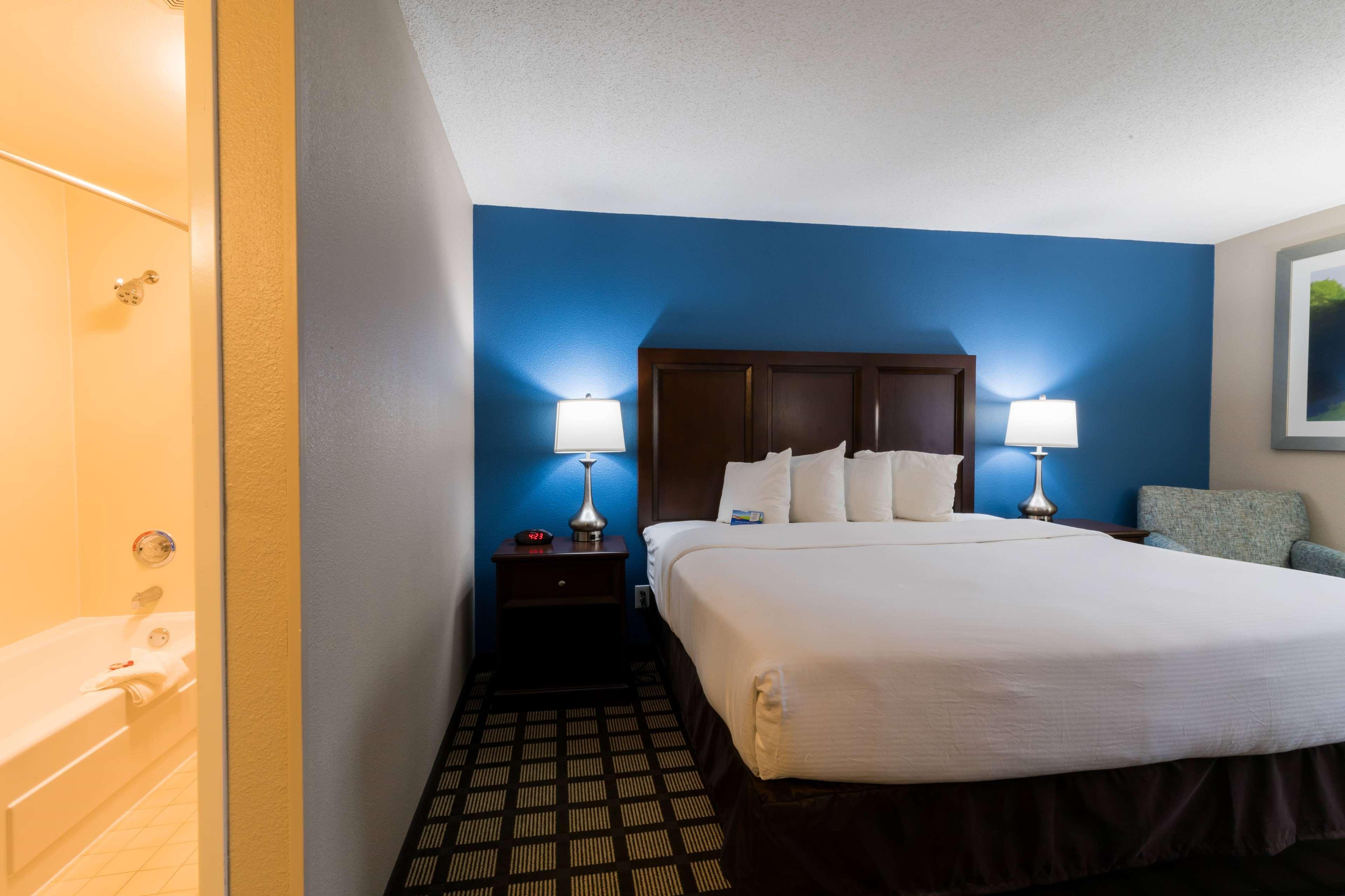 Baymont By Wyndham Detroit Airport/Romulus Hotel Екстериор снимка