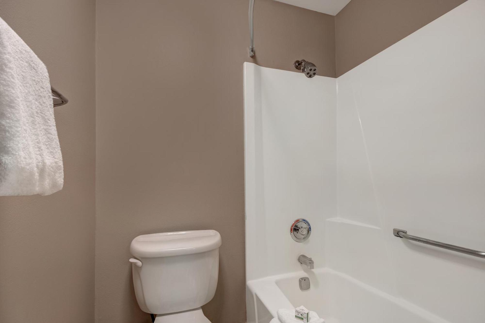 Baymont By Wyndham Detroit Airport/Romulus Hotel Екстериор снимка